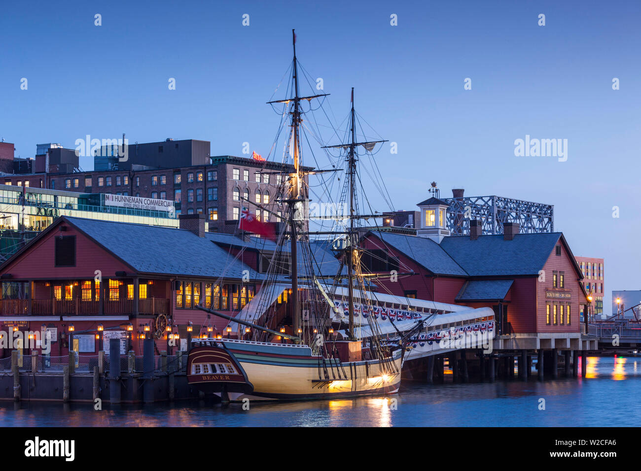 Stati Uniti d'America, Massachusetts, Boston Boston Tea Party Museum, Fort Point Channel, crepuscolo Foto Stock