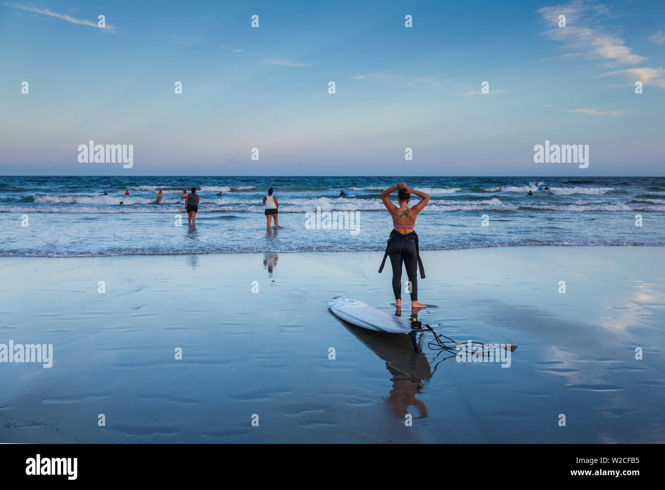 Stati Uniti d'America, Massachusetts, Cape Ann, Gloucester, buona Harbour Beach, surfisti Foto Stock