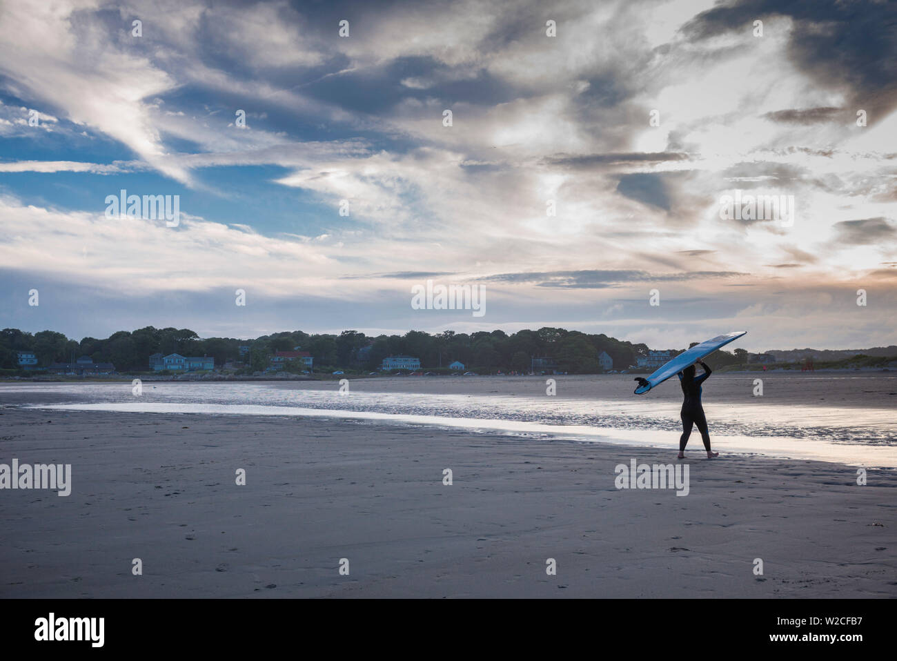 Stati Uniti d'America, Massachusetts, Cape Ann, Gloucester, buona Harbour Beach, surfisti Foto Stock