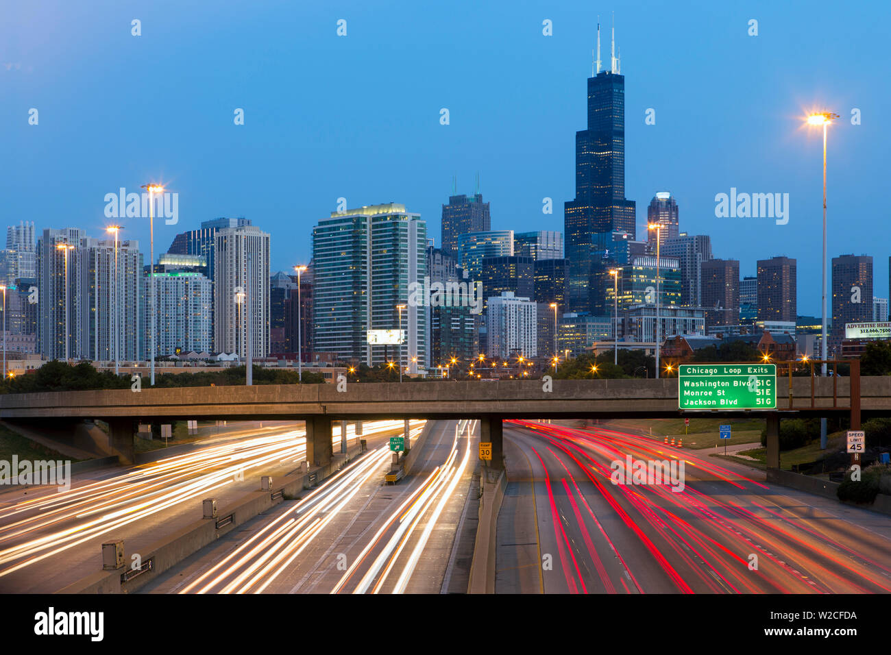Stati Uniti d'America, Illinois, Chicago, Interstate che conduce nel centro cittadino Foto Stock