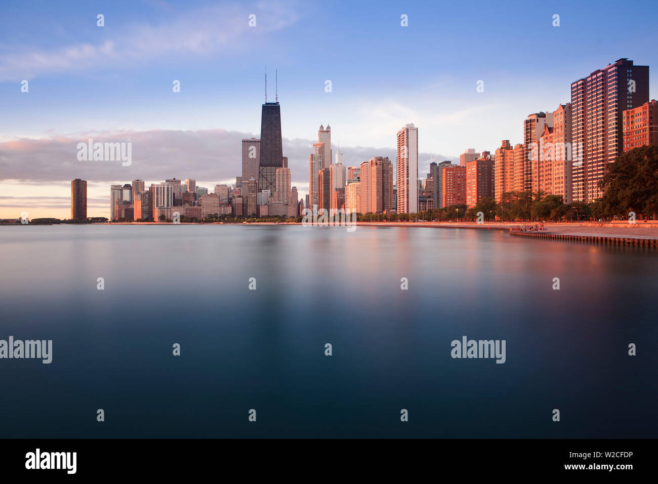 Stati Uniti d'America, Illinois, Chicago, la Torre Hancock e la skyline del centro dal Lago Michigan Foto Stock