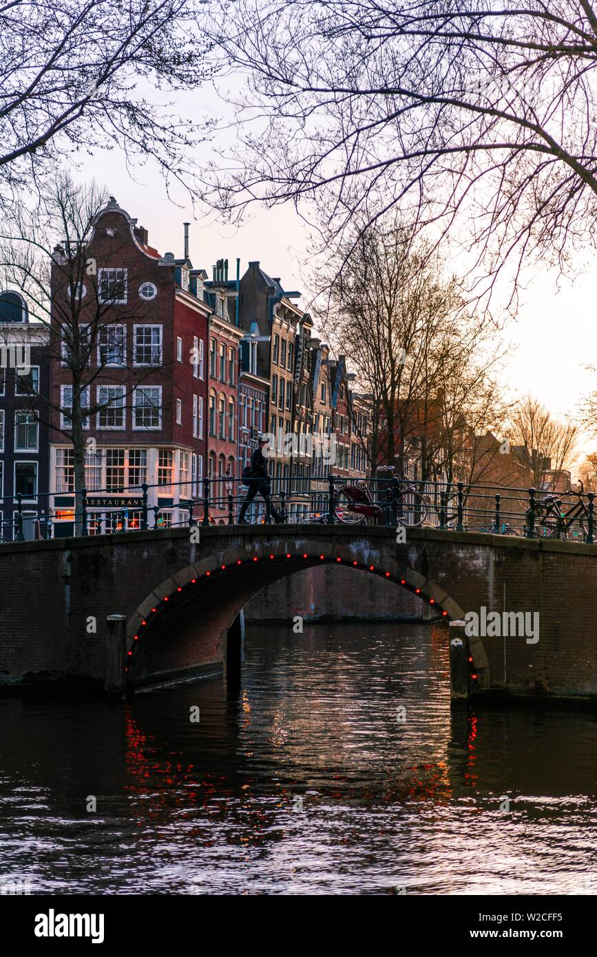 Atmosfera serale, canal con bridge, Keizersgracht e Leidsegracht, canal con case storiche, Amsterdam, Olanda Settentrionale, Paesi Bassi Foto Stock