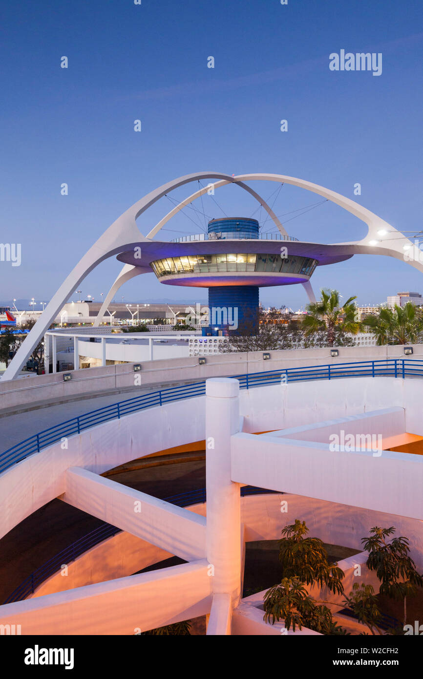 Stati Uniti, California, Los Angeles LAX, l'Aeroporto Internazionale di Los Angeles, ex aeroporto torre di controllo, ora un bar, crepuscolo Foto Stock
