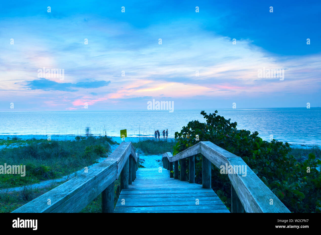 Florida, Anna Maria Island, Punto di fagiolo, Manatee County, dove il golfo del Messico soddisfi Tampa Bay, crepuscolo Foto Stock