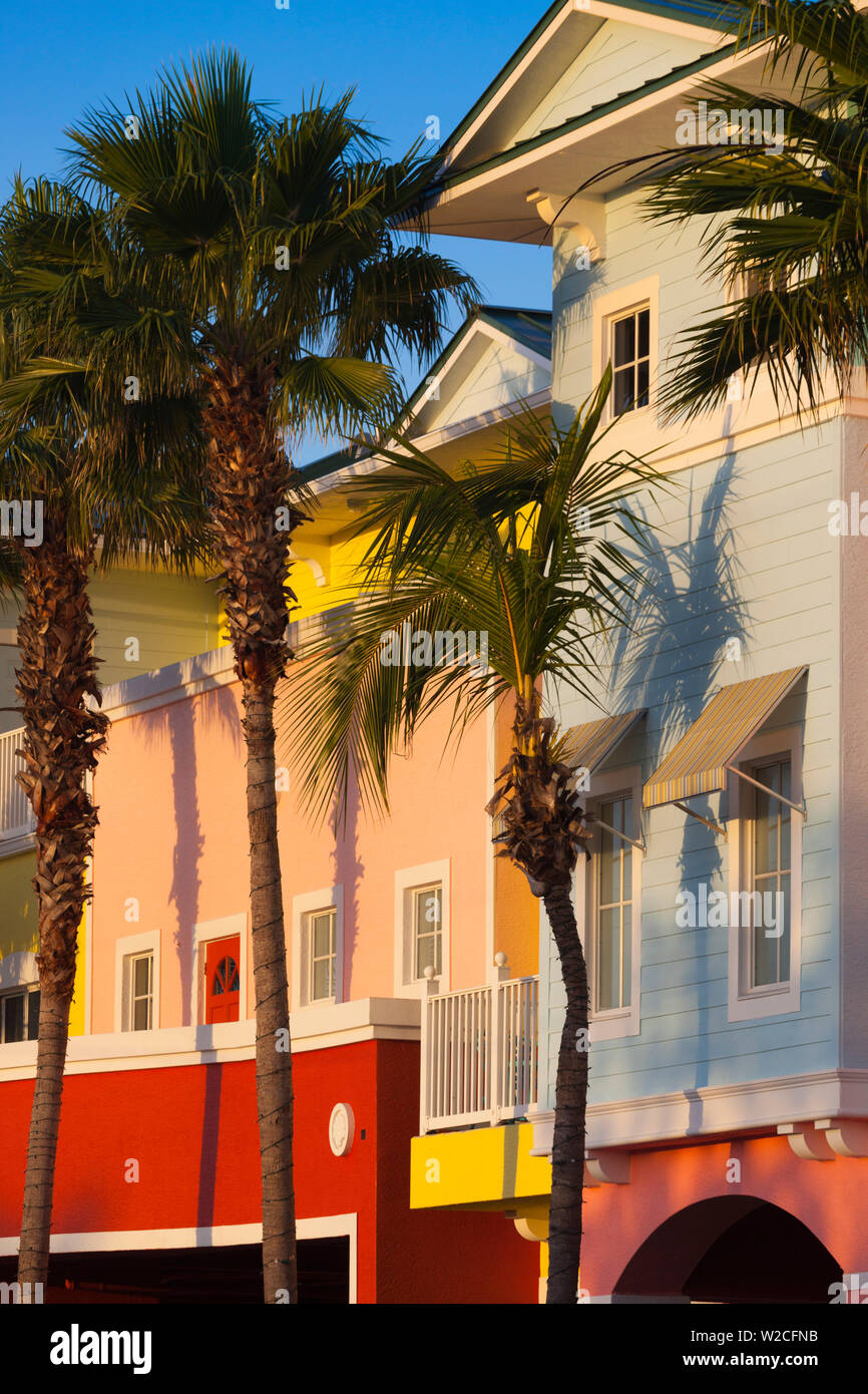 Stati Uniti d'America, Florida, costa del Golfo, Fort Myers Beach, edifici color pastello e palme Foto Stock
