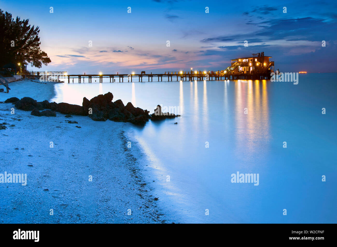 Florida, Anna Maria Island, canna e mulinello Pier, Manatee County, Tampa Bay, Golfo del Messico, Spiaggia, crepuscolo Foto Stock