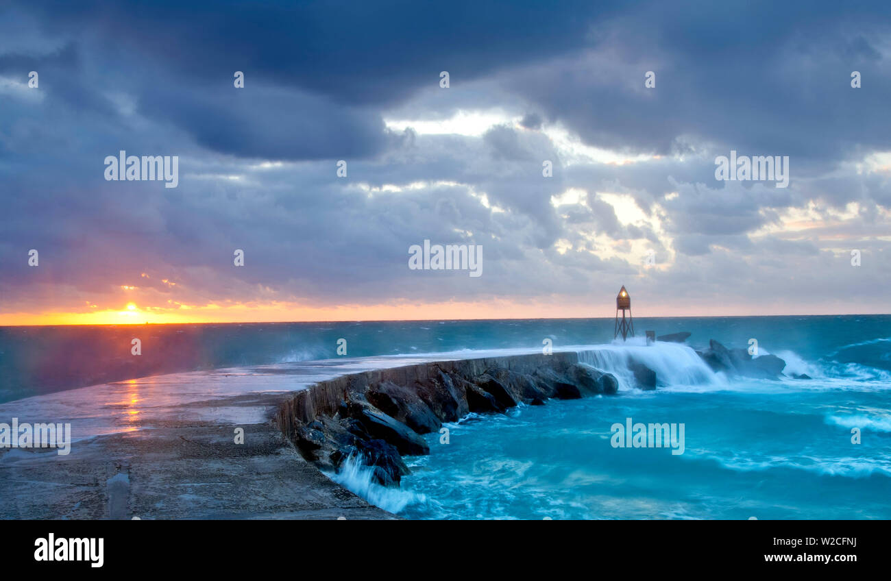 Florida, North Miami Beach, Bal Harbour Lighthouse Jetty, Sunrise Foto Stock
