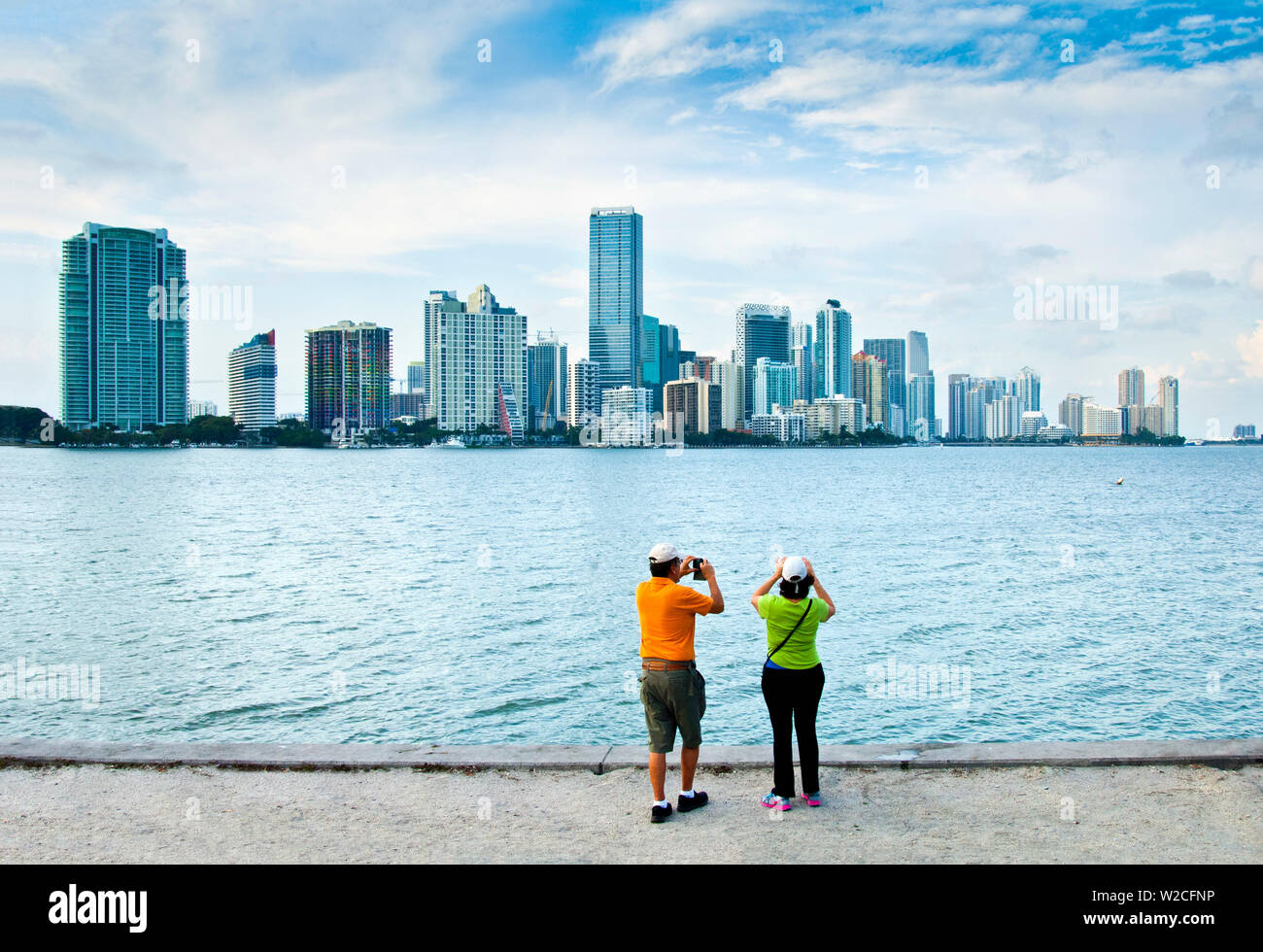 Floriida, Miami, Downtown, Skyline, turisti, il tramonto sulla baia di Biscayne Foto Stock
