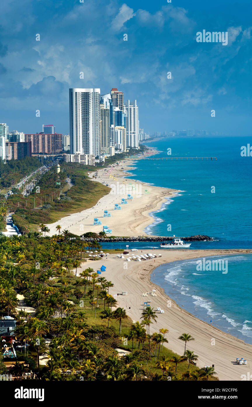 Florida, North Miami Beach, Bal Harbour Beach, Haulover Inlet separa Miami Beach dal Haulover Beach Park e l'elevato aumento dei condomini residenziali della città di Sunny Isles Beach Foto Stock