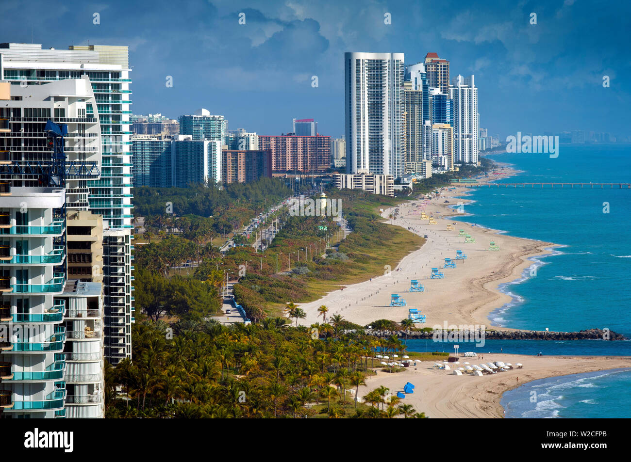 Florida, North Miami Beach, Bal Harbour Beach, Haulover Inlet separa Miami Beach dal Haulover Beach Park e l'elevato aumento dei condomini residenziali della città di Sunny Isles Beach Foto Stock