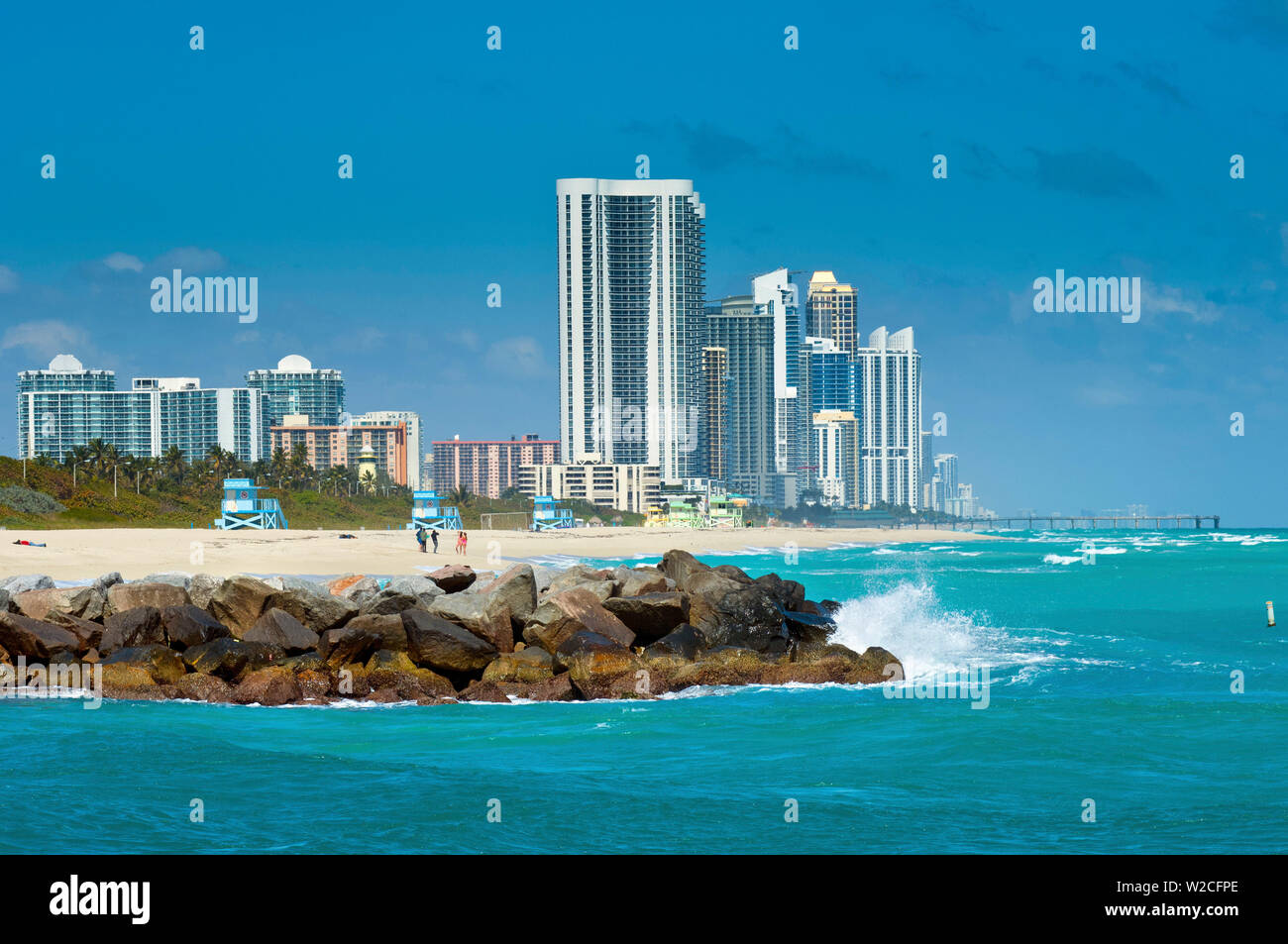 Florida, Haulover Beach Park, alto edificio di condomini residenziali della città di Sunny Isles Beach Foto Stock