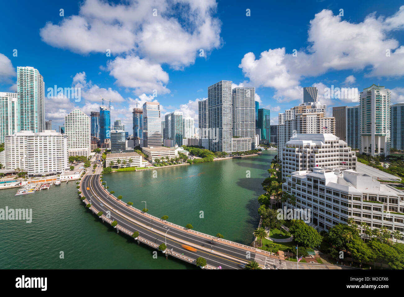 Vista da Brickell Key, una piccola isola coperta in appartamento torri, verso la skyline di Miami, Miami, Florida, Stati Uniti d'America Foto Stock