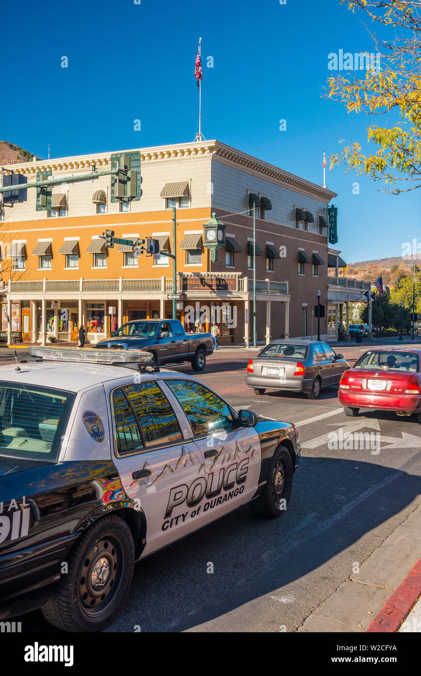 Stati Uniti d'America, Colorado, Durango, Main Avenue, Generale Palmer Hotel e auto della polizia. Foto Stock