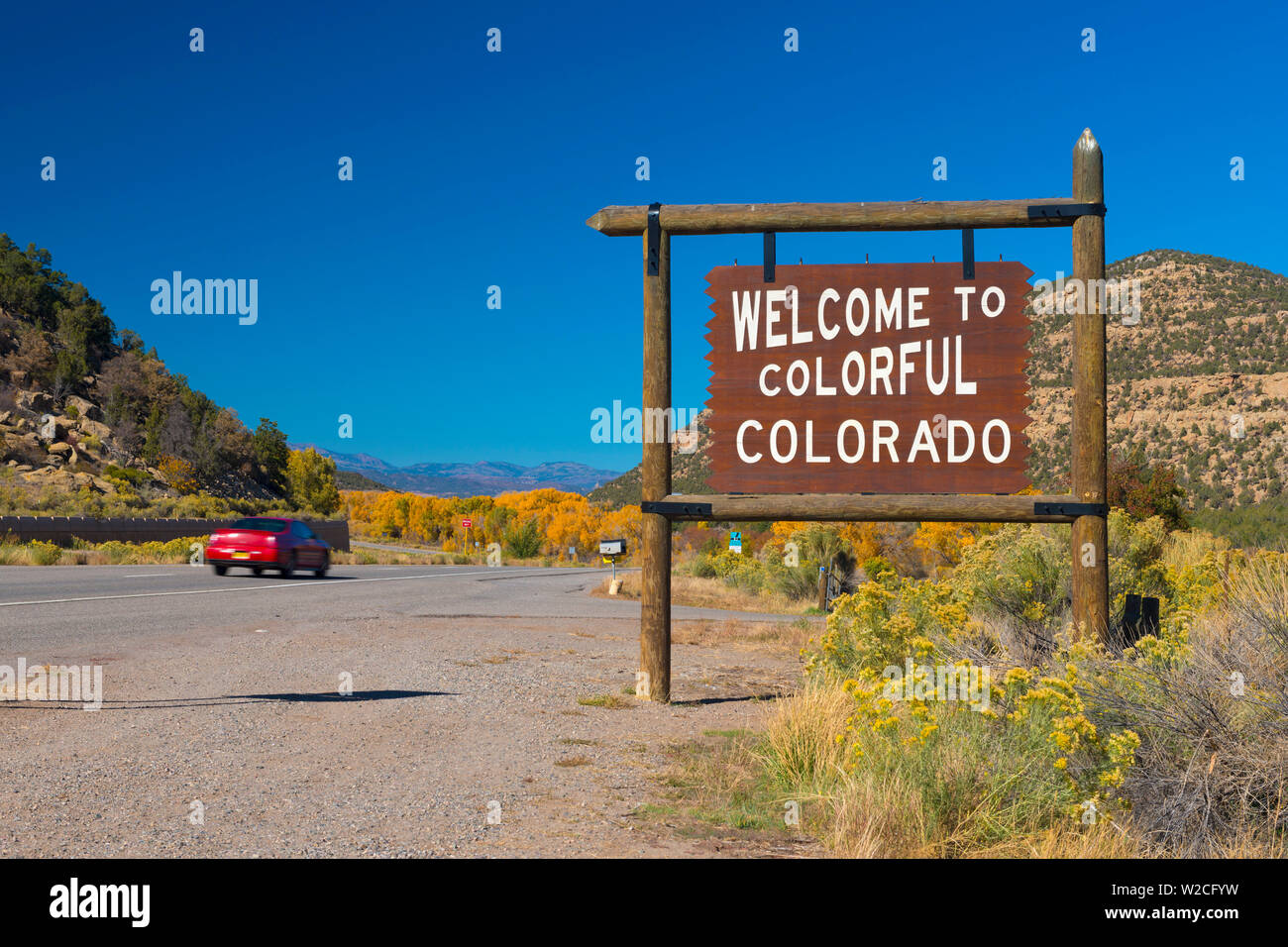Stati Uniti d'America, Colorado, US Route 550 sulla nuova frontiera Mexico-Colorado, benvenuto a colorato segno Colorado. Foto Stock