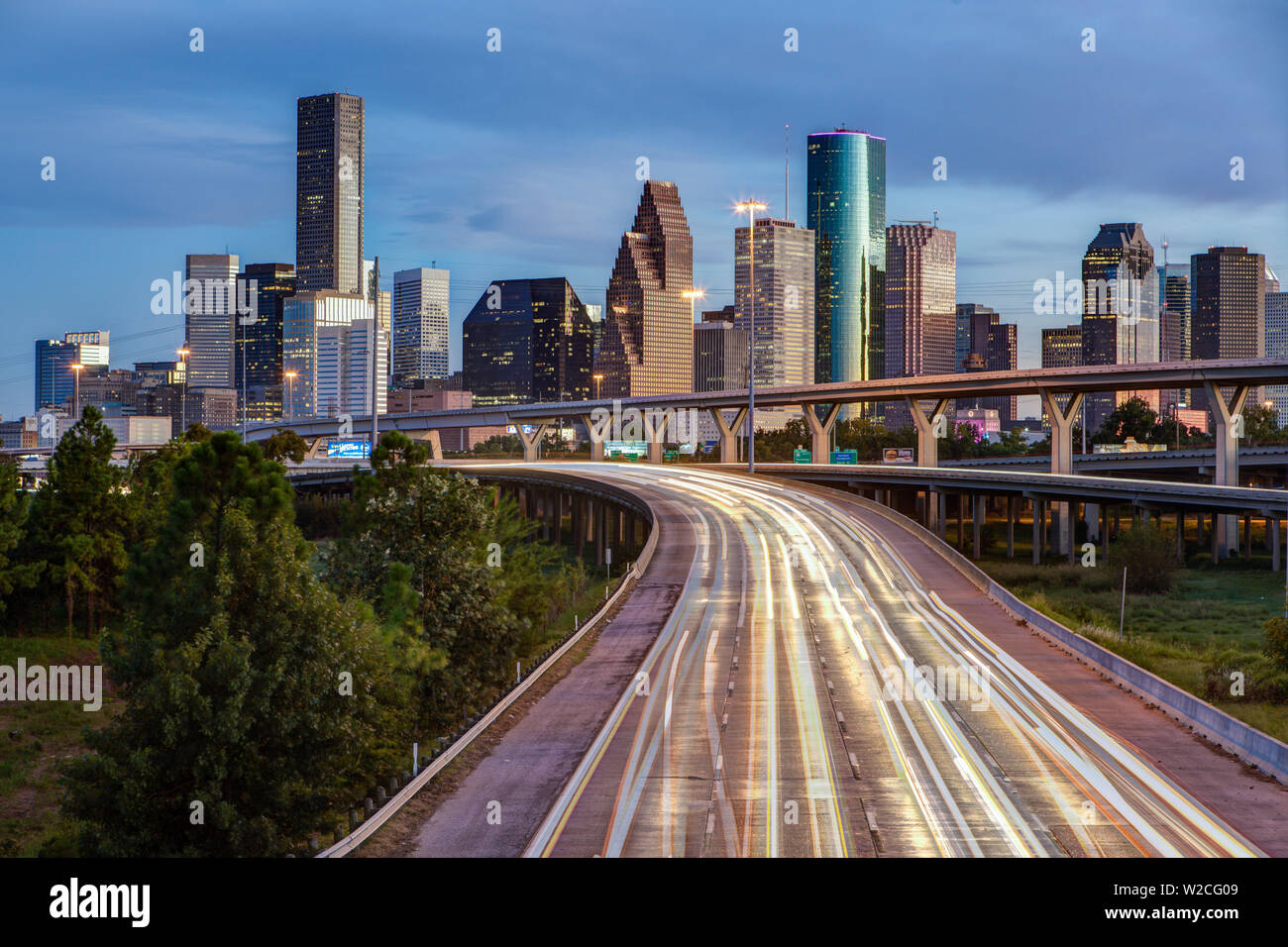 Skyline della città e interstatale, Houston, Texas, Stati Uniti d'America Foto Stock