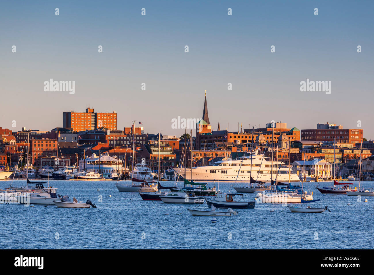 Stati Uniti d'America, Maine, Portland, skyline da South Portland, alba Foto Stock