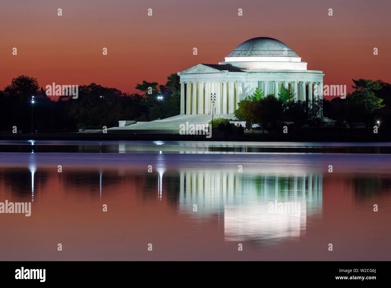 Stati Uniti d'America, Washington DC, Jefferson Memorial e di riflessione nel bacino di marea, alba Foto Stock