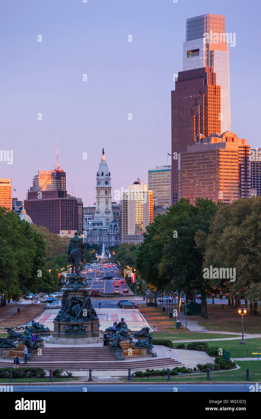 Stati Uniti d'America, Pennsylvania, Philadelphia, skyline della città da Benjamin Franklin Parkway, crepuscolo Foto Stock