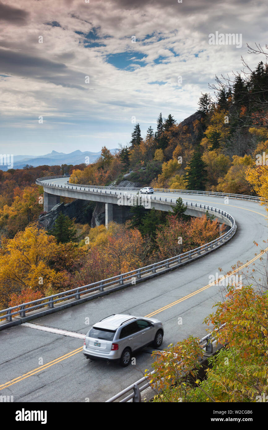 Stati Uniti d'America, North Carolina, Linville, Linn Cove viadotto che va intorno al nonno sulla montagna la Blue Ridge Parkway, autunno Foto Stock