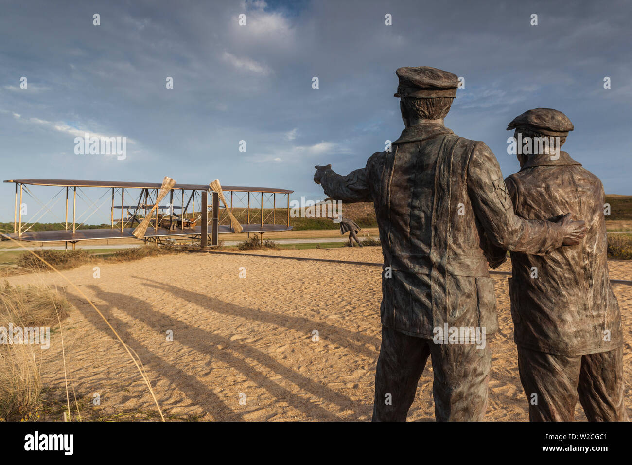 Stati Uniti d'America, North Carolina, Kill Devil Hills, Wright Brothers National Memorial, i fratelli Wright monumento, 17 dicembre 1903 scultura, onorando primo volo con equipaggio Foto Stock