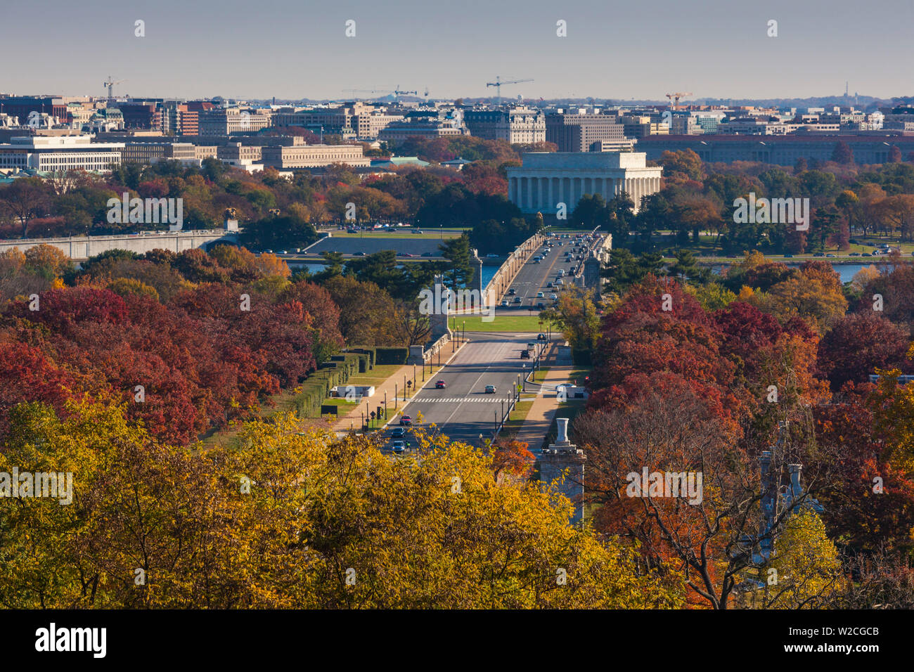 Stati Uniti d'America, Virginia, Arlington, il Cimitero Nazionale di Arlington, vista in elevazione verso il Lincoln Memorial e Washington DC Foto Stock