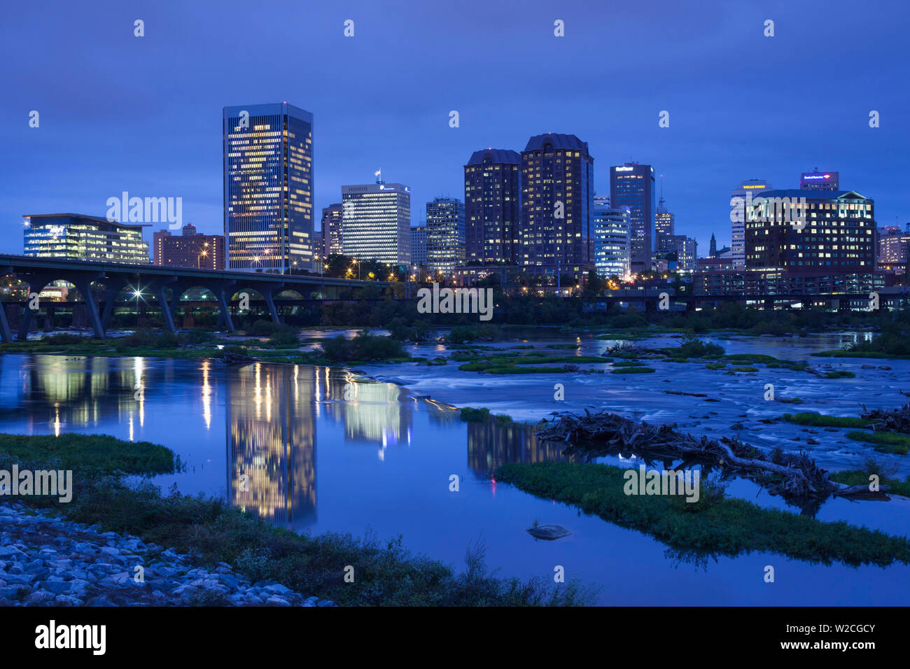 Stati Uniti d'America, Virginia, Richmond, skyline lungo James River, crepuscolo Foto Stock