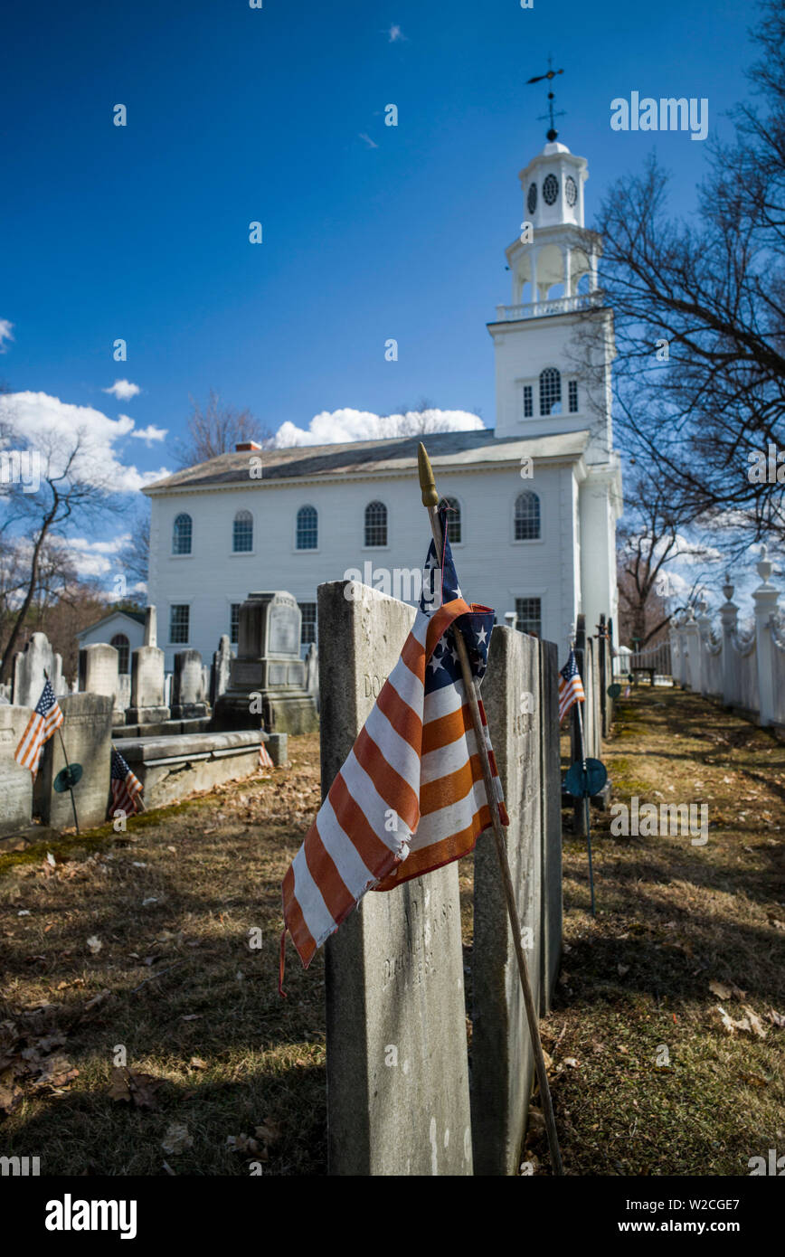 Stati Uniti d'America, Bennington, vecchi prima chiesa di Massa di seppellimento, lapidi con noi bandiera Foto Stock