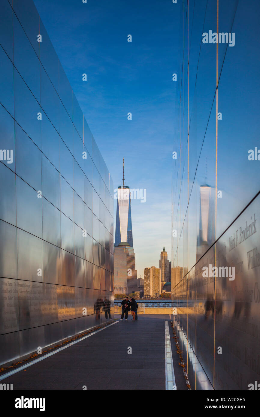 Stati Uniti d'America, New Jersey, Jersey City, Liberty State Park, vista attraverso 9/11 memorial, cielo vuoto, crepuscolo Foto Stock