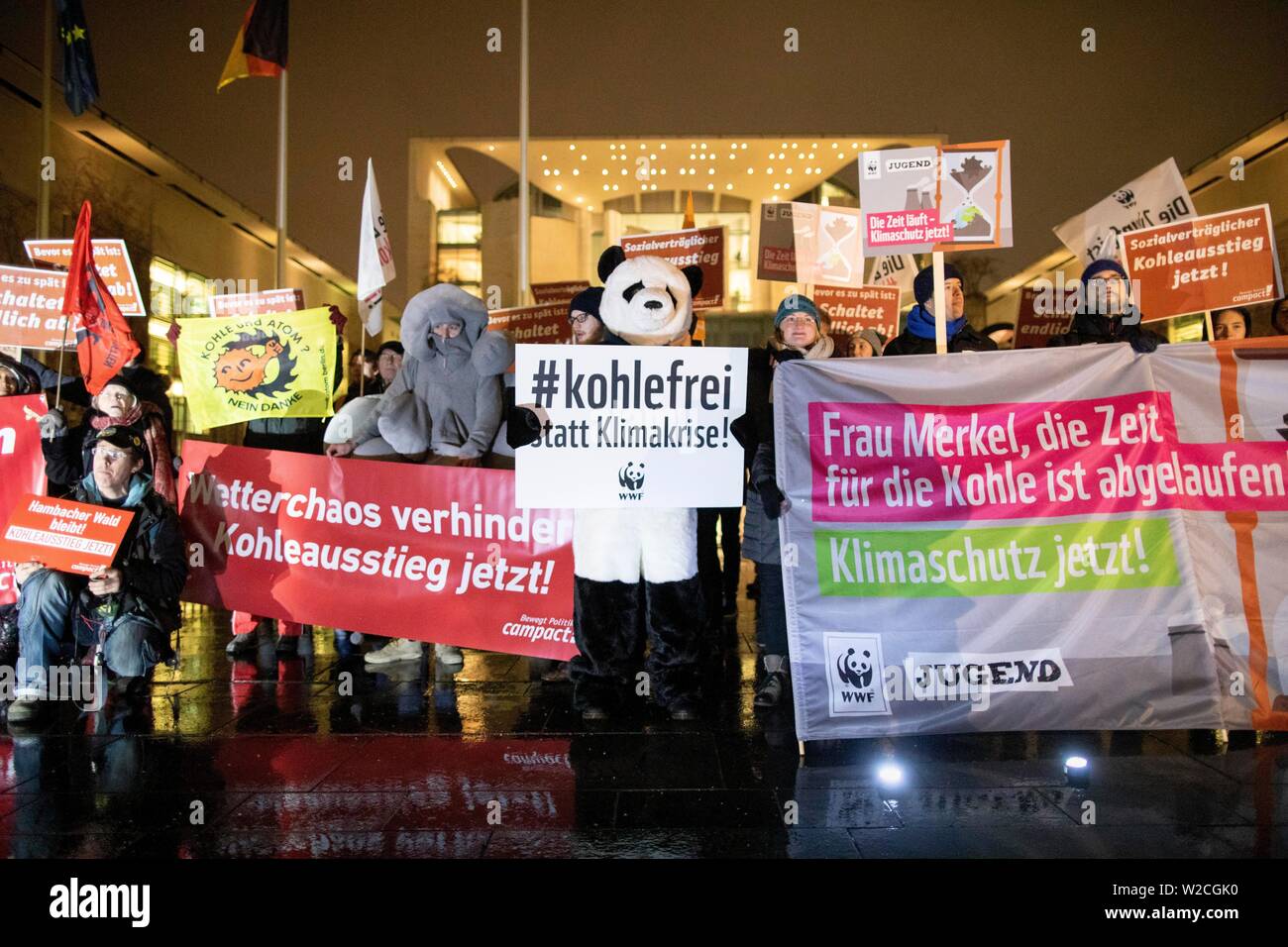 Il dimostratore dissimulata come un orso panda con il segno del carbone-libera invece di crisi climatica in proteste per una rapida uscita di carbone e di energia per la conformità Foto Stock