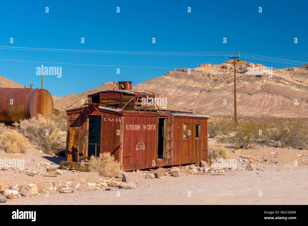 Stati Uniti d'America, Nevada, riolite città fantasma, ex stazione ferroviaria su Las Vegas e Tonopah Railroad, vecchi vagoni contrassegnati con LA e SL di Los Angeles e Salt Lake ferrovia, la parte successiva della Union Pacific Railroad Foto Stock