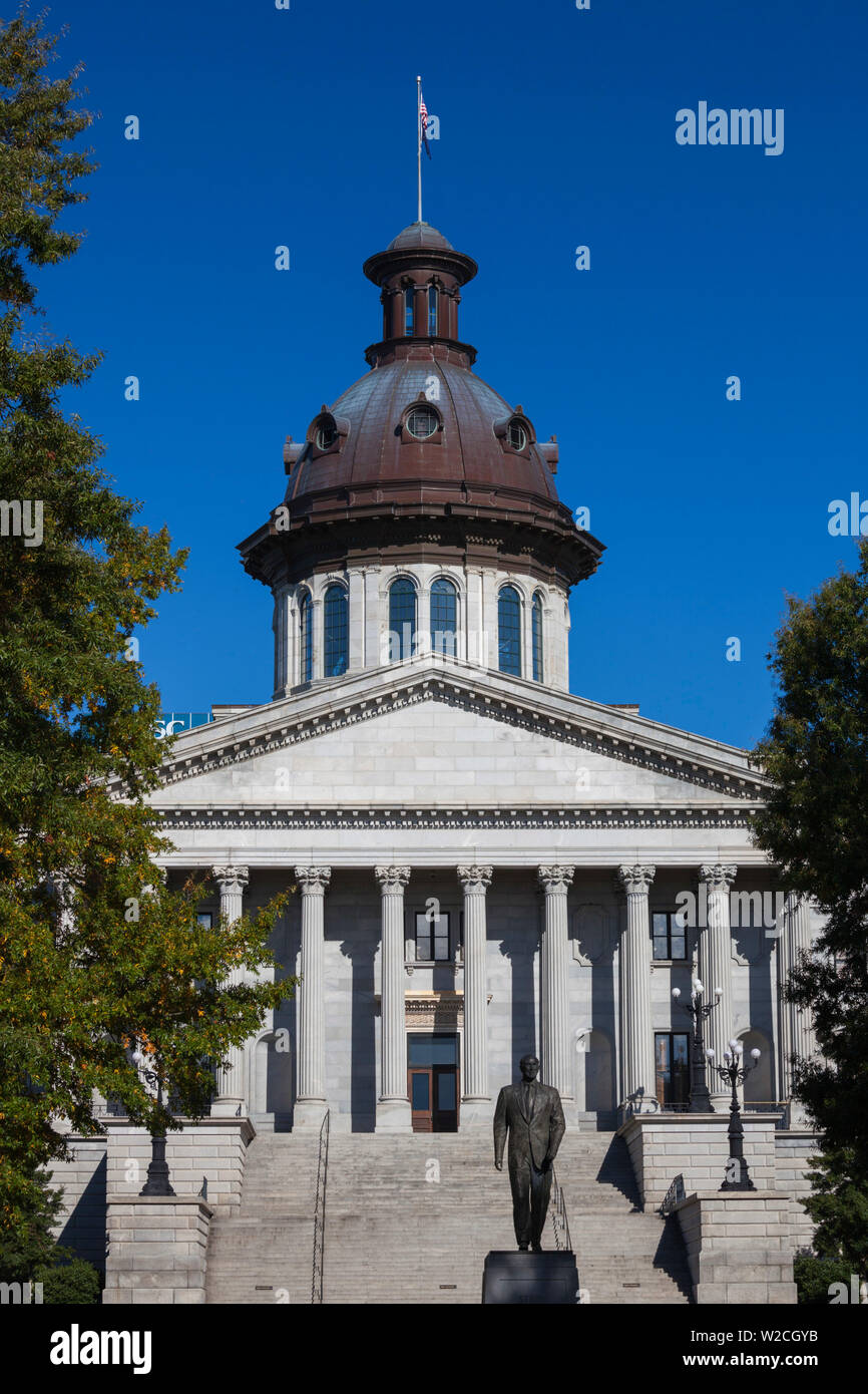 Stati Uniti d'America, Sud Carolina, Columbia, nella Carolina del Sud casa di stato con la statua del senatore Strom Thurmond, notato conservativa e segrigationist Foto Stock