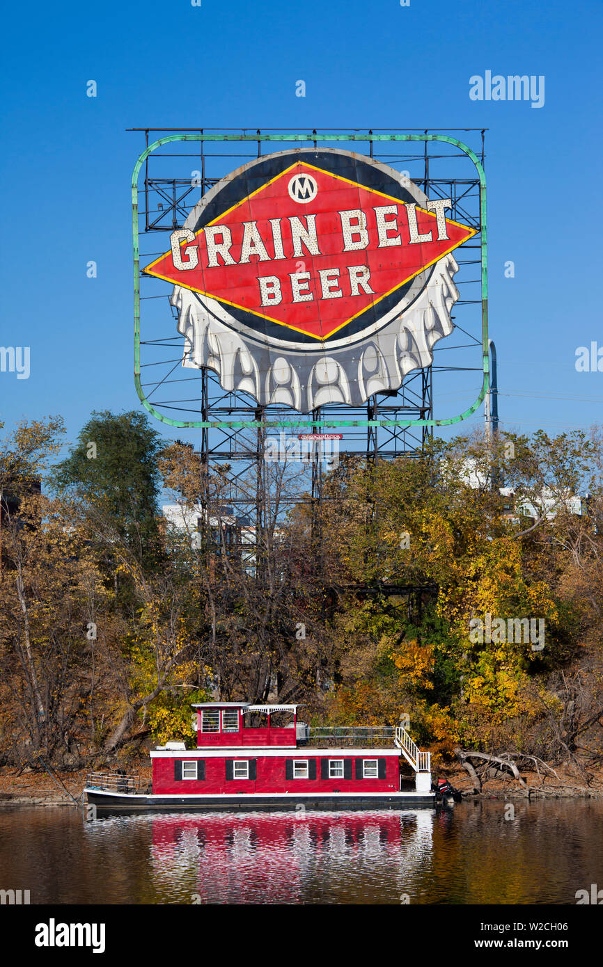 Stati Uniti d'America, Minnesota, Minneapolis, pubblicità segno per cinghia grano birra, Mississippi Riverfront Foto Stock