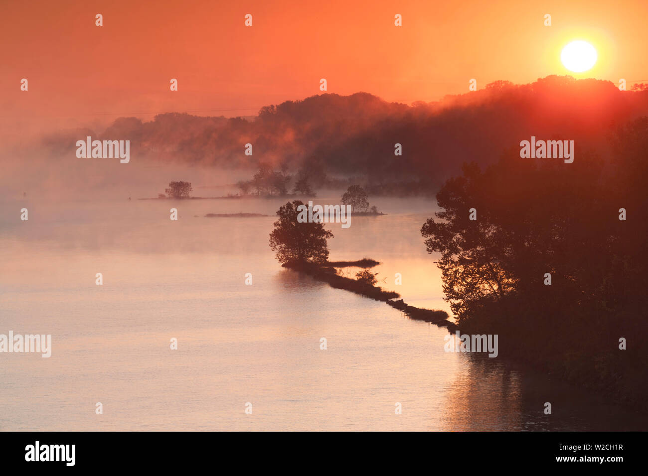 Stati Uniti d'America, Arkansas, Little Rock Arkansas River, nebbia autunnale Foto Stock