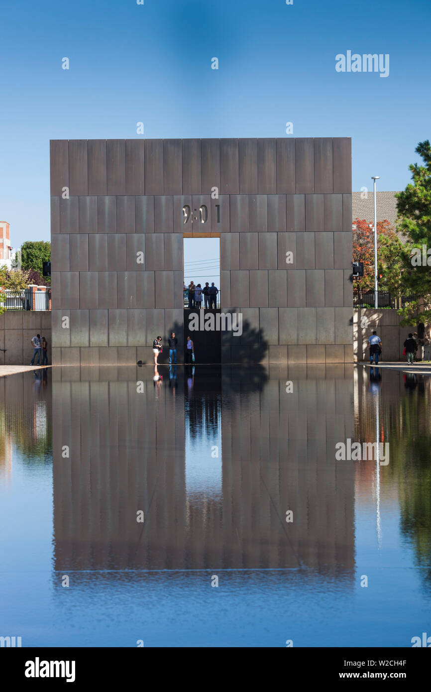 Stati Uniti d'America, Oklahoma, Oklahoma City, Oklahoma City National Memorial alle vittime della Alfred P. Murrah Federal Building attentato del 19 aprile 1995, Ingresso Est Foto Stock
