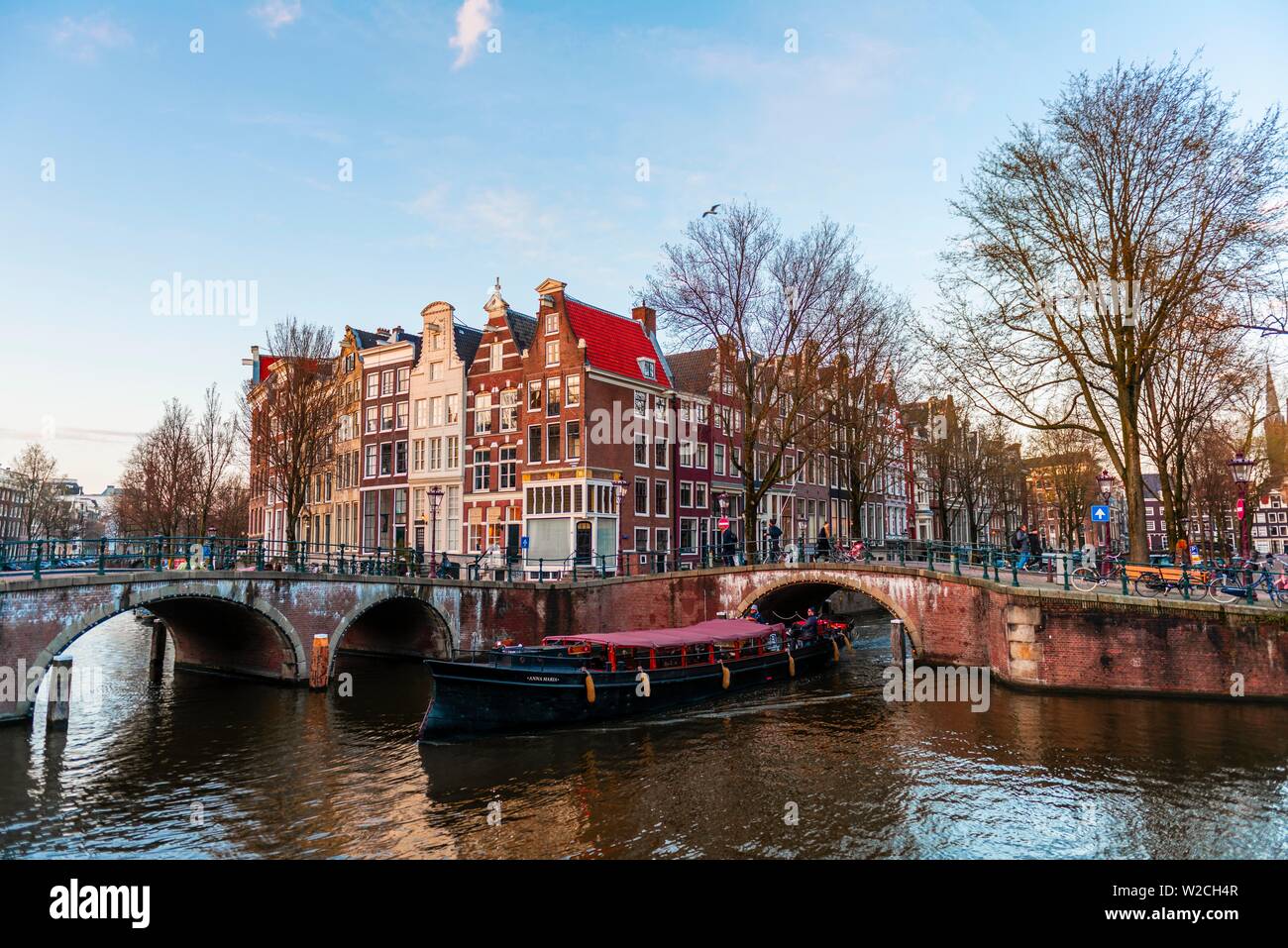 Atmosfera serale, canal con bridge, Keizersgracht e Leidsegracht, canal con case storiche, Amsterdam, Olanda Settentrionale, Paesi Bassi Foto Stock
