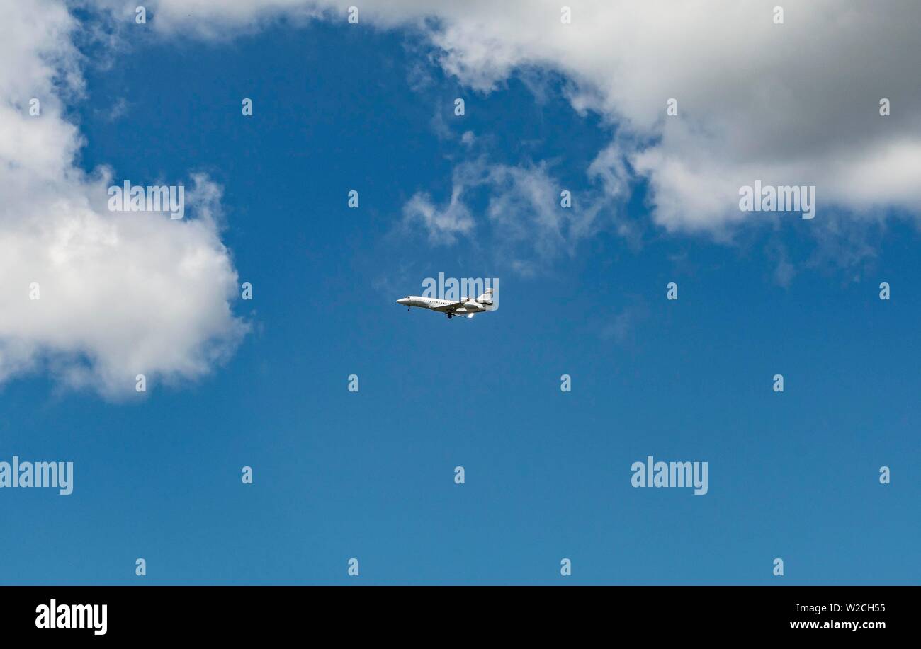 Business Jet battenti nella parte anteriore di un azzurro cielo nuvoloso, Dassault Aviation, Falcon 8X, International Paris Air Show di Le Bourget, Parigi, Francia Foto Stock