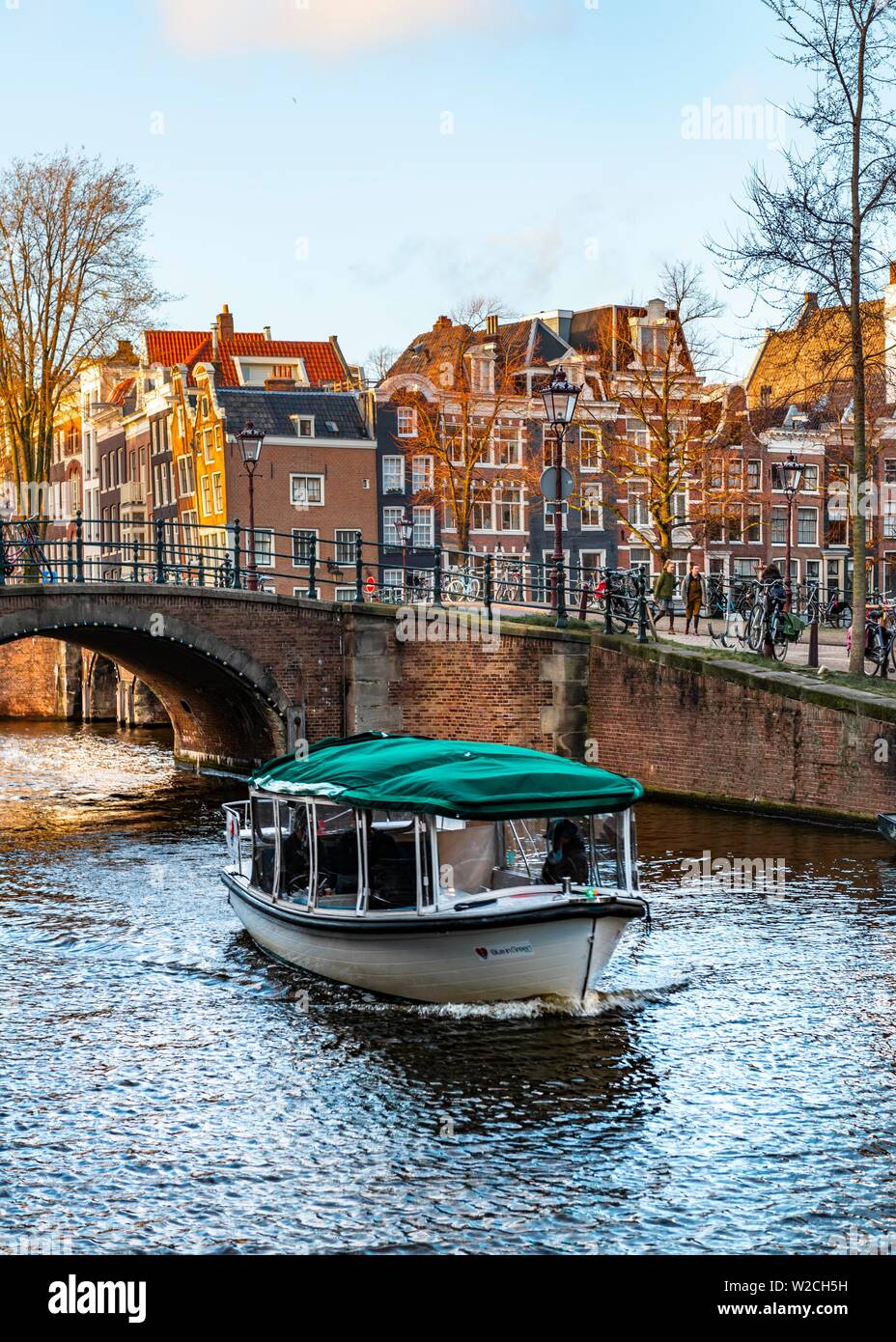 Barca sul canal con bridge, Keizersgracht e Leidsegracht, canal con case storiche, Amsterdam, Olanda Settentrionale, Paesi Bassi Foto Stock