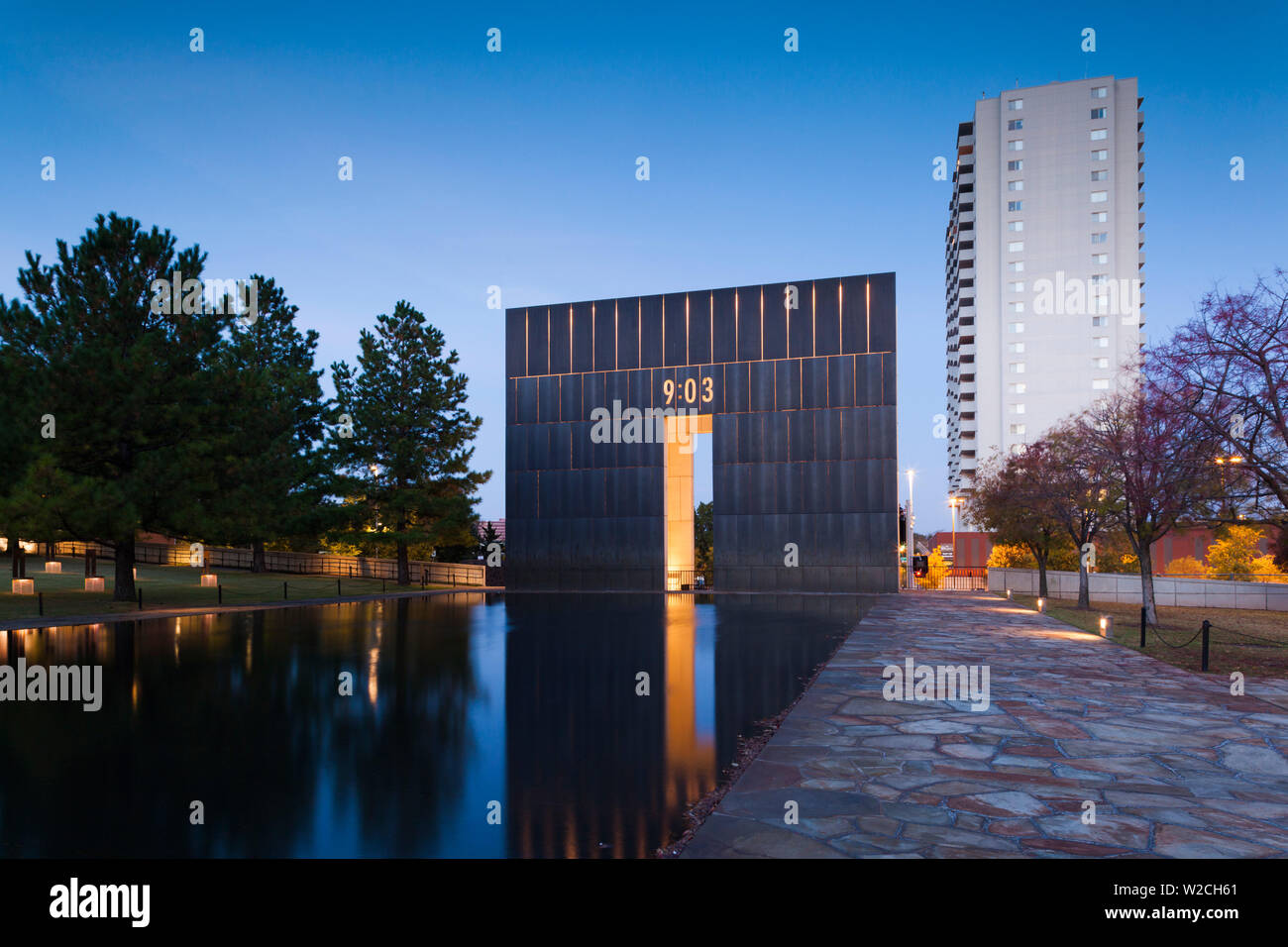Stati Uniti d'America, Oklahoma, Oklahoma City, Oklahoma City National Memorial alle vittime della Alfred P. Murrah Federal Building attentato del 19 aprile 1995, Ingresso Ovest Foto Stock