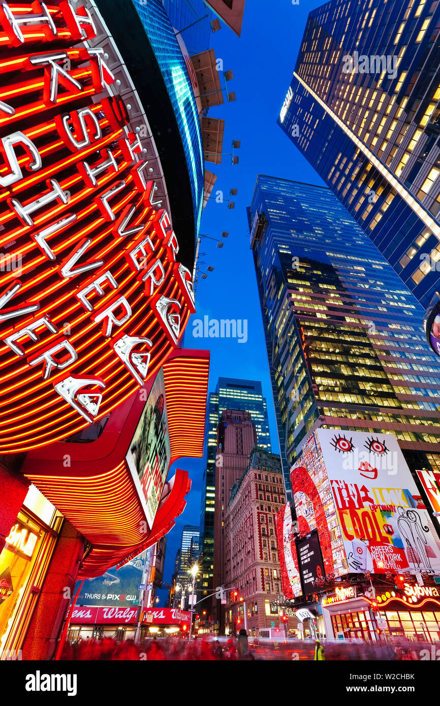 Stati Uniti d'America, New York City, Manhattan, Times Square, le luci al neon di 42nd Street Foto Stock