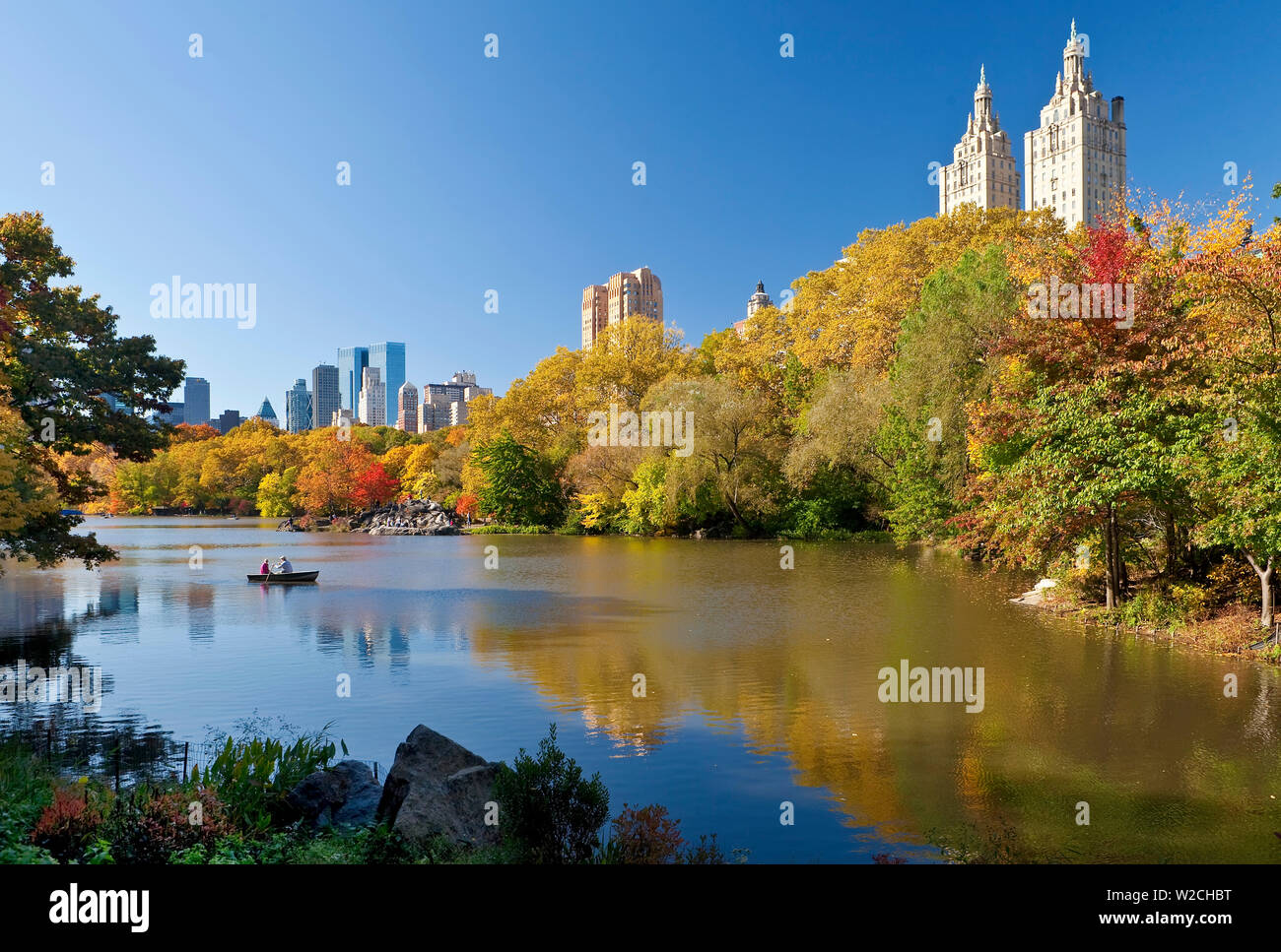 Stati Uniti d'America, New York City, Manhattan, Central Park e gli edifici lungo la Central Park West visto attraverso il lago in autunno Foto Stock