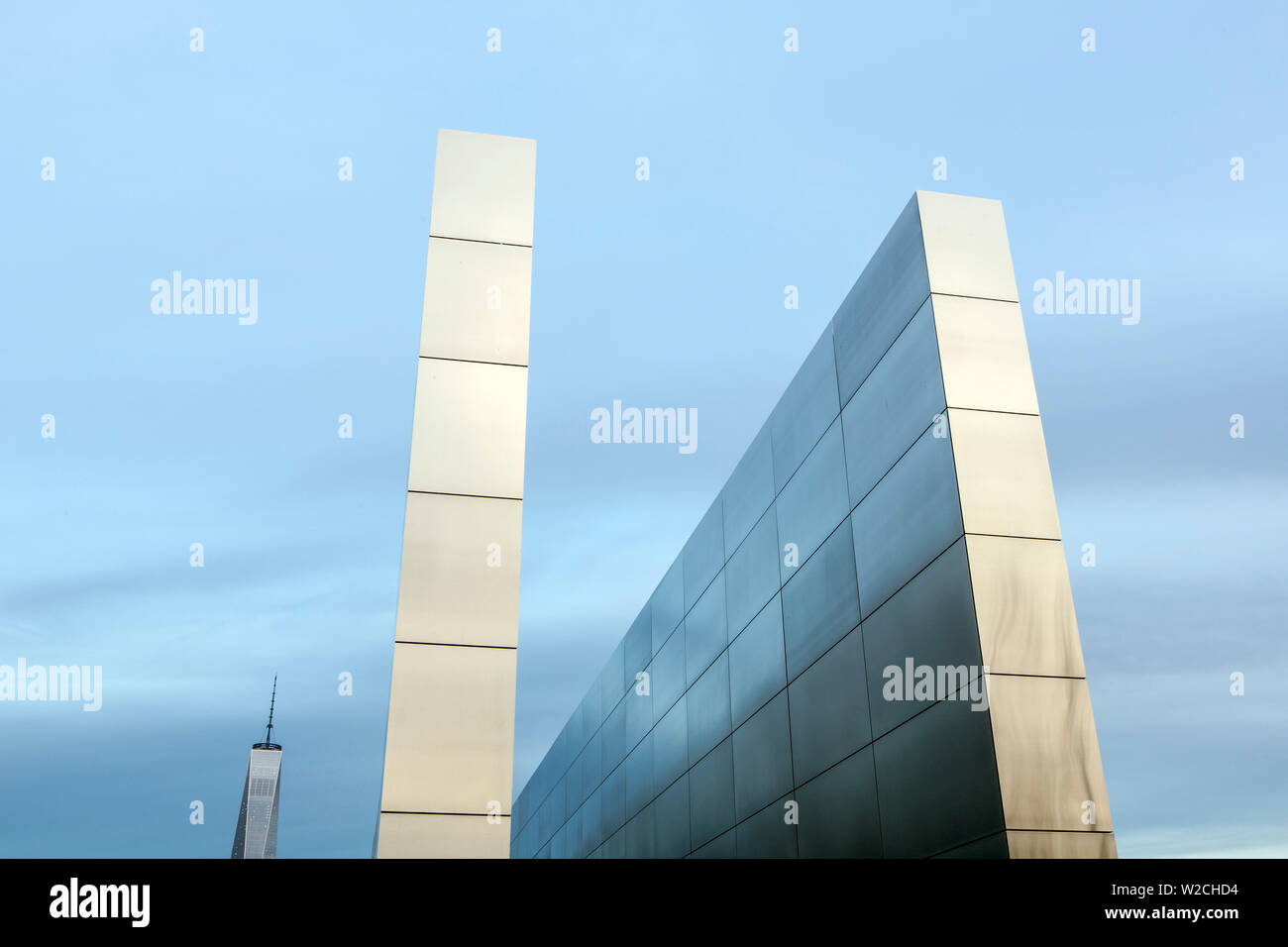 Il cielo vuoto Memorial a 9/11 di vittime in Liberty State Park, NJ con One World Trade Center di New York in distanza, NY, STATI UNITI D'AMERICA Foto Stock