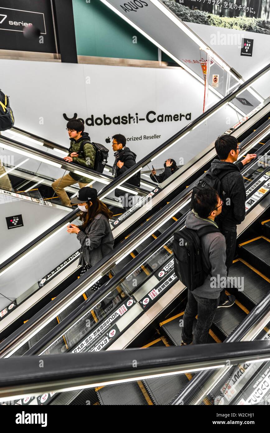 Yodobashi AKIBA, scale mobili in un centro commerciale per lo shopping, Akihabara, città elettrica, elettronica di miglio, Zona Shopping, Centro citta', Tokyo, Giappone Foto Stock