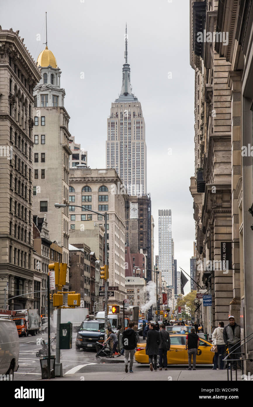 Empire State Building e la Quinta Avenue, Manhattan, New York, New York, Stati Uniti d'America Foto Stock