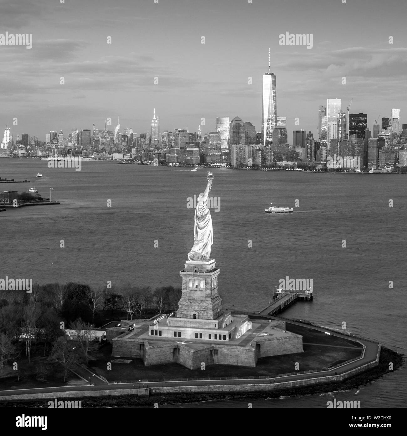 La Statua della Libertà e la parte inferiore di Manhattan, New York New York, Stati Uniti d'America Foto Stock
