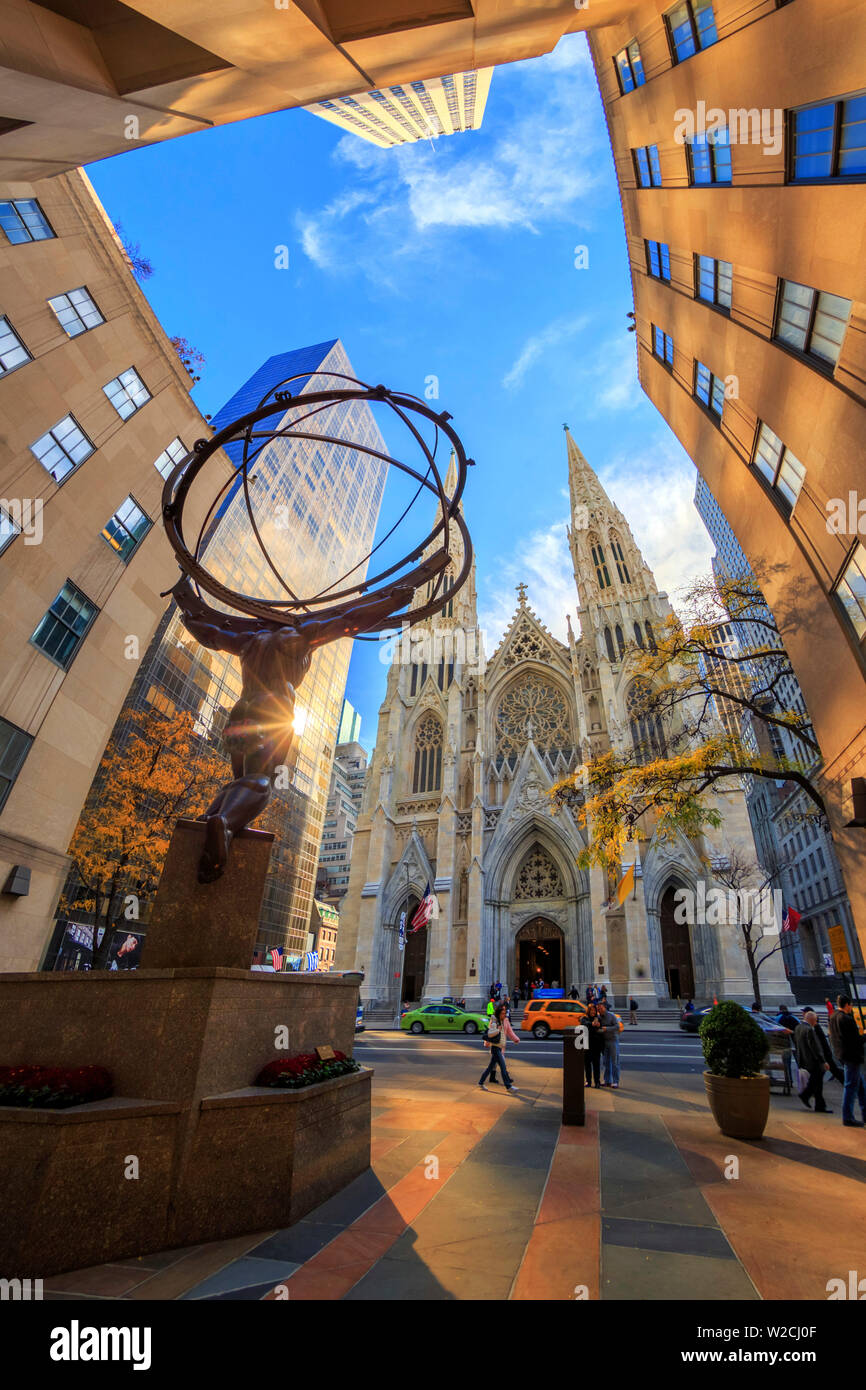 Stati Uniti d'America, la città di New York Midtown Manhattan, Statua di Atlas e la Cattedrale di San Patrizio Foto Stock
