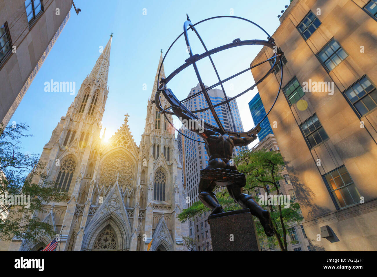 Stati Uniti d'America, New York New York City, Manhattan, Rockefeller Center Atlas statua e St Patricks Cathedral Foto Stock