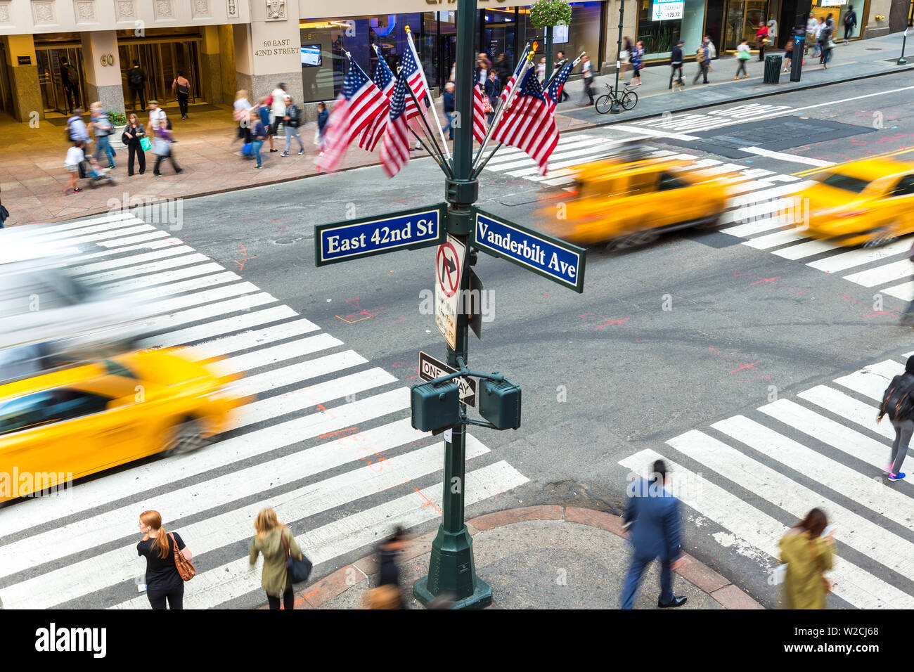 Occupato attraversamento pedonale, centrale di Manhattan, New York, Stati Uniti d'America Foto Stock