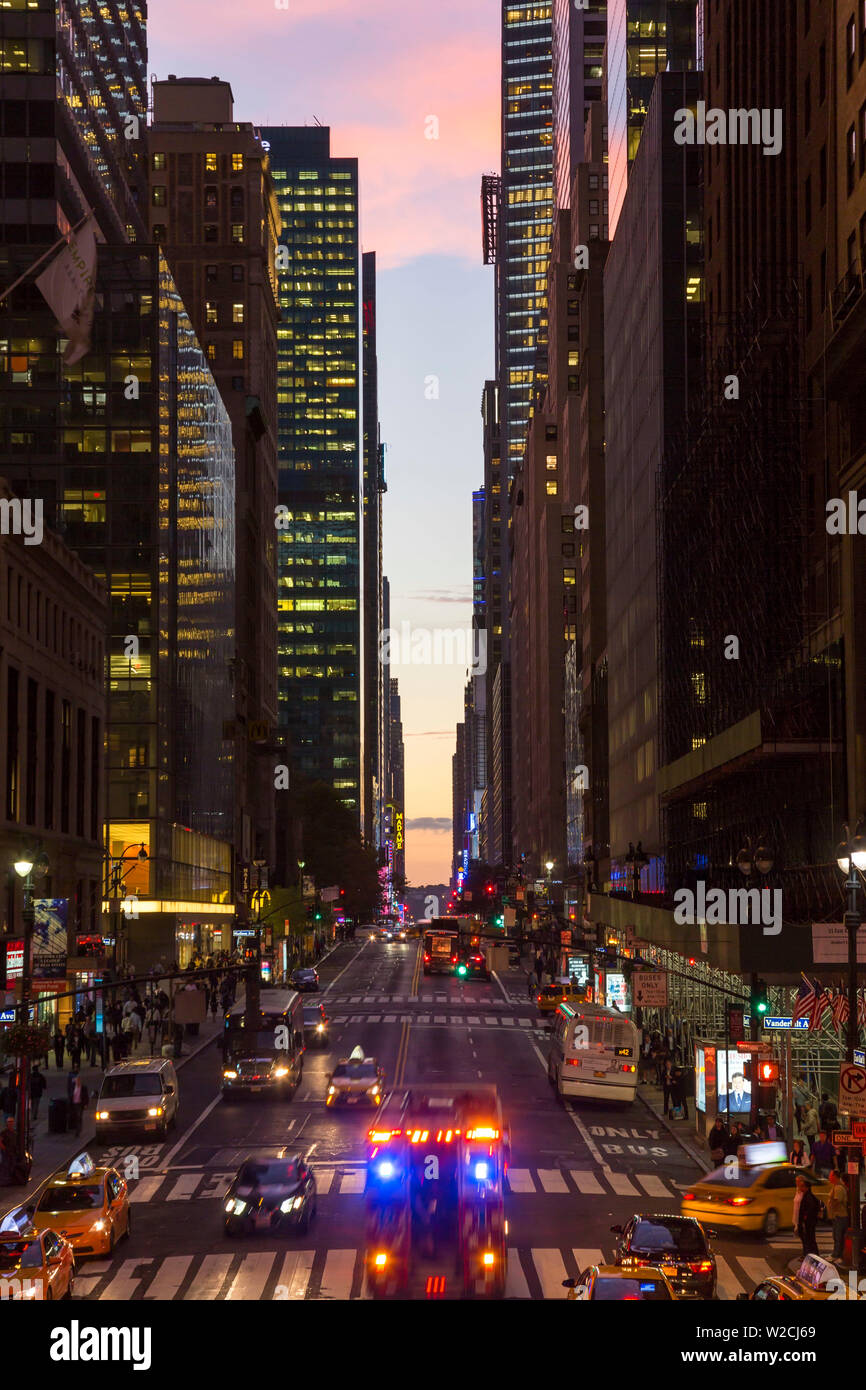 42Nd Street al crepuscolo, centrale di Manhattan, New York, Stati Uniti d'America Foto Stock