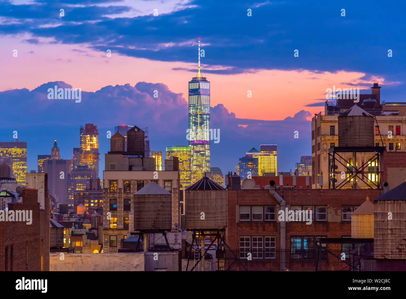 Stati Uniti d'America, New York, Freedom Tower su tetti e vasche di acqua Foto Stock