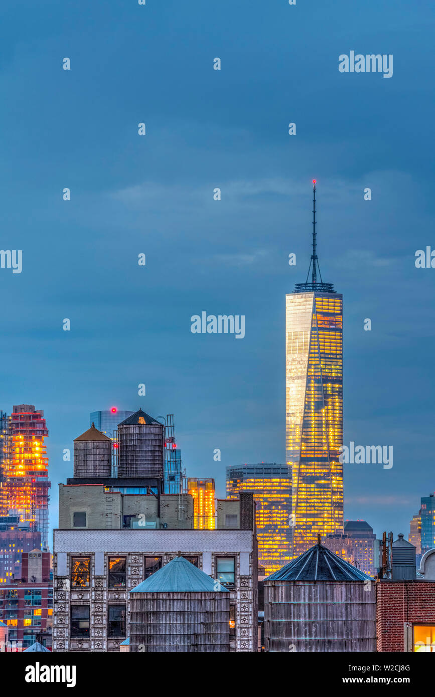 Stati Uniti d'America, New York, Freedom Tower su tetti e vasche di acqua Foto Stock